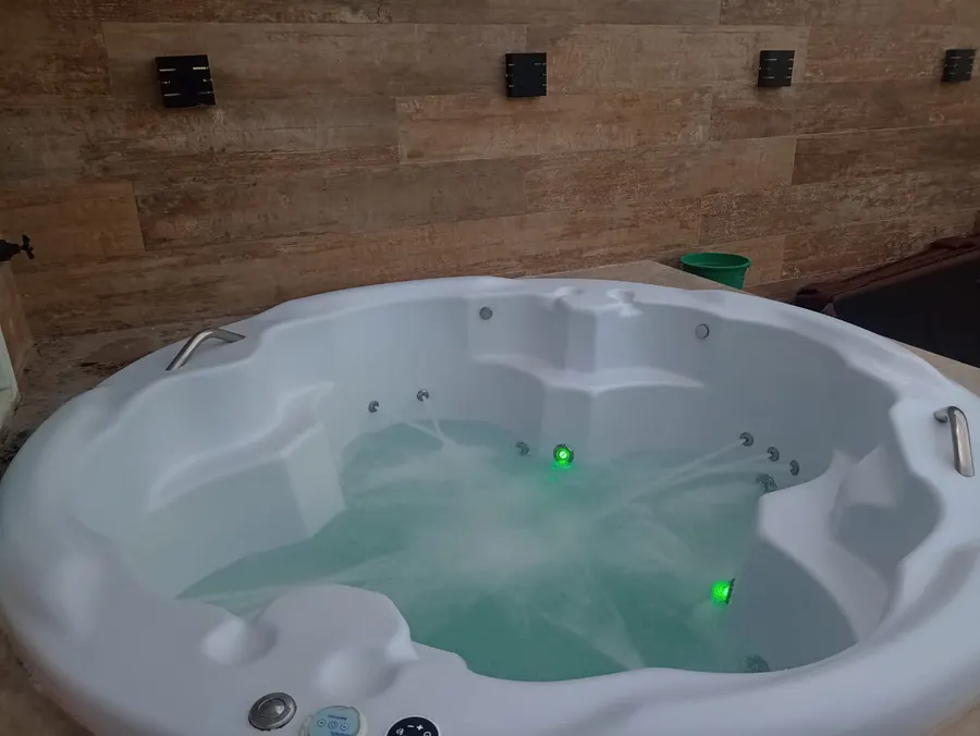 Manutenção de banheira de hidromassagem redonda com hidrojatos e iluminação LED